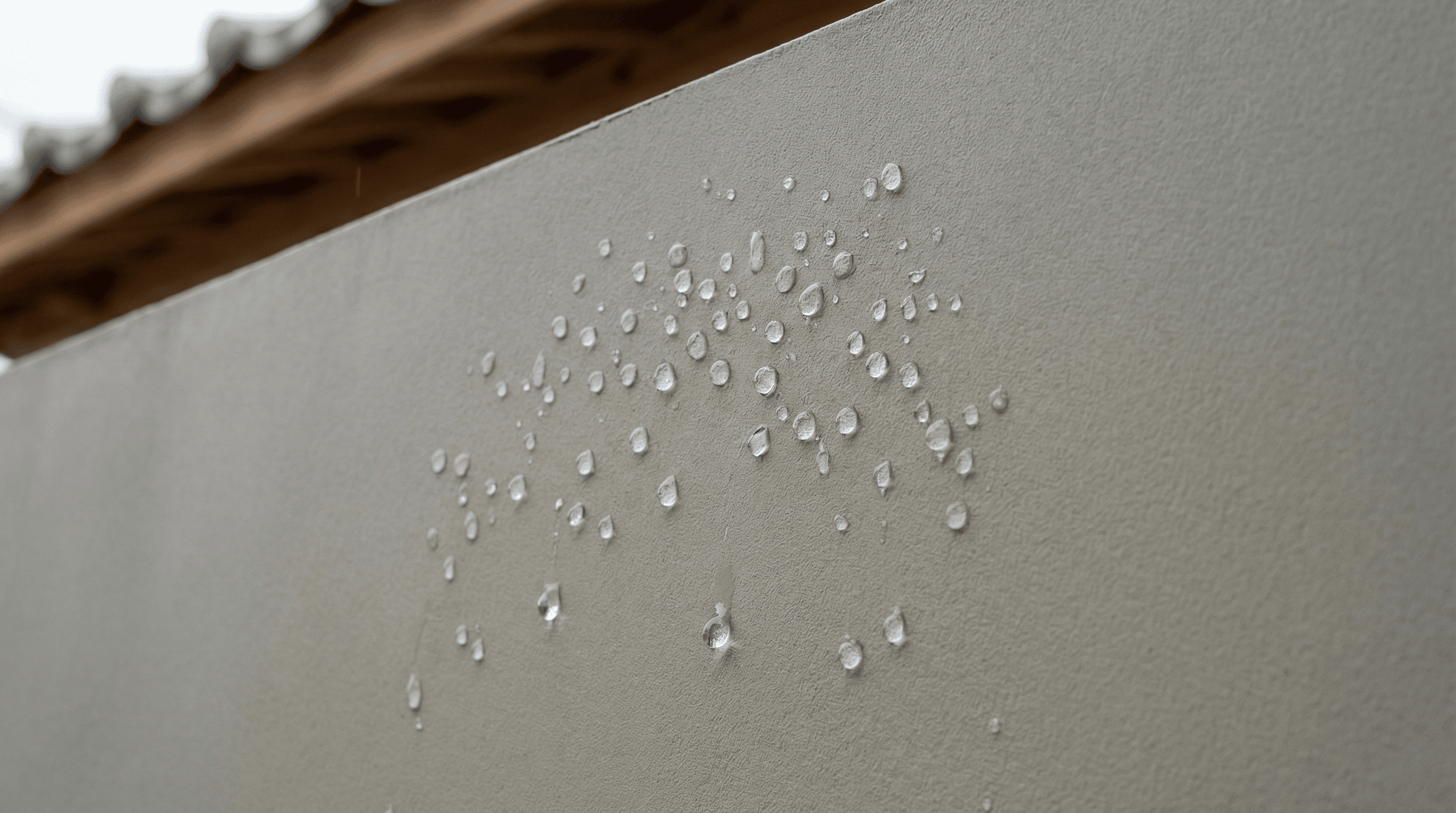 塗装後の水を弾いている外壁